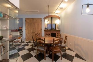 チェッカーの床と暖炉