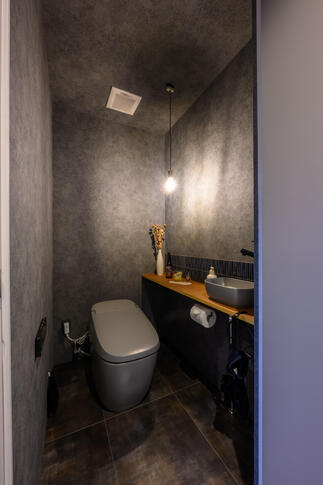 シックなグレートーンでまとめられたレストルーム