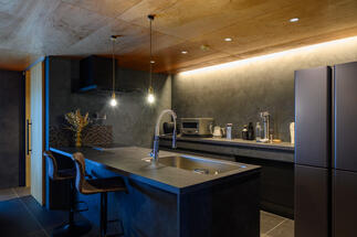 落ち着いたトーンで統一された、洗練されたキッチン空間