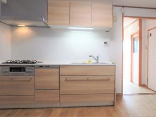 人口大理石のワークトップで明るいキッチンに！