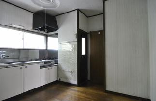 キッチンから洗面脱衣所　（改修前）