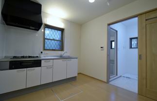 キッチンから洗面脱衣所　（改修後）