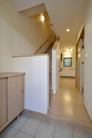 階段の勾配を緩やかにして、手摺を設置して、バリアフリーに配慮しました。