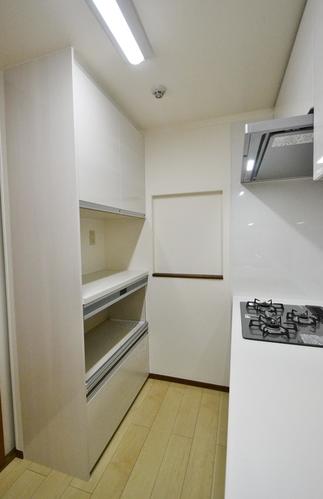 カップボードには家電収納も設置しました。
