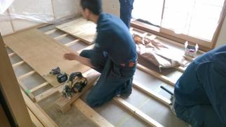 畳の厚さに合わせて、床下地を設置します。