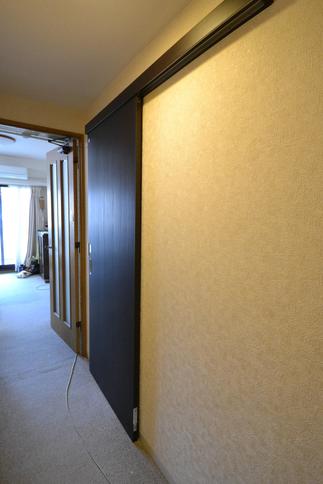 片開きドアを引き戸に変更しました。