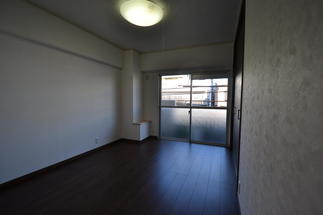 渋い色味で落ち着けそうな寝室です。