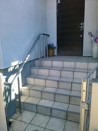 ポーチ階段に手すりを設置しました。