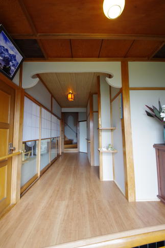 床も張り替え明るい玄関へ