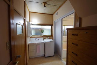 広々とした洗面所へ