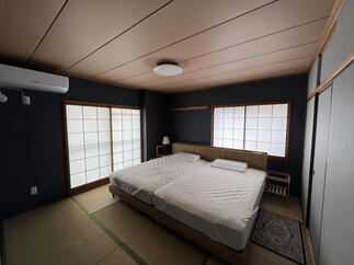和モダンな寝室