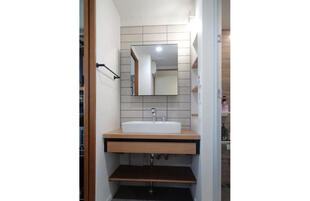 オープンな洗面化粧台でカントリーな雰囲気に