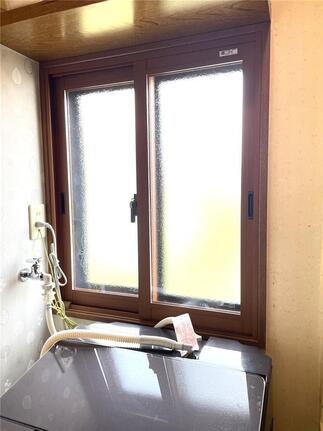 洗面脱衣所内窓　LIXIL：インプラス