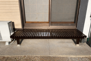 劣化した縁台を塗替えでメンテナンス