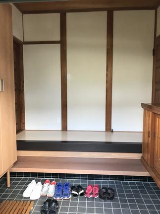 壁のカラーを一新。明るい雰囲気の玄関になりました。