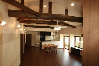 丸太梁とダイニングと対面式キッチン