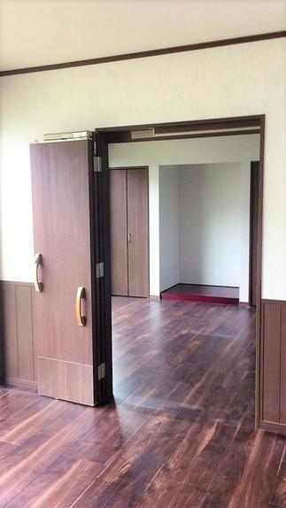 車椅子でも安心。楽々出入り可能なひきドアの設置