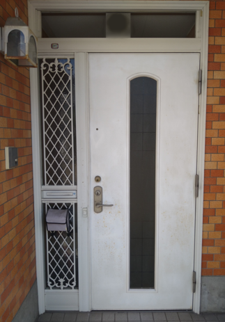 玄関シート張り替え・照明交換　BEFORE