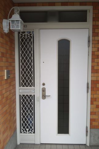 玄関シート張り替え・照明交換　AFTER