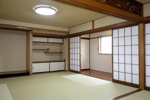 2階和室の暑さ対策！天井断熱・内装張替え・玄関ドア取替工事で一新した施工事例