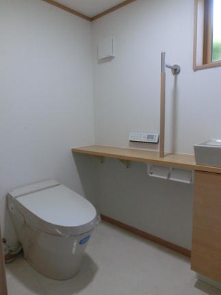 床・壁に断熱材をしっかり入れ、より快適なトイレに生まれ変わりました。