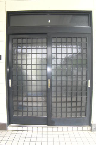 カバー工法で１日で玄関引戸を交換（玄関ビフォー　施工前）