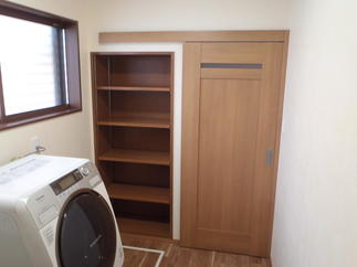 洗面台の場所を移動し、空きスペースを収納棚に