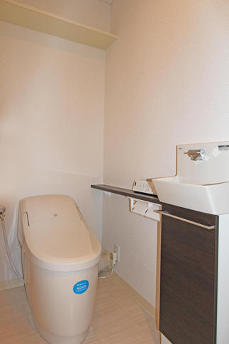 手洗いとトイレを別々にしました。
