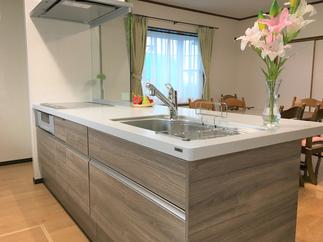 対面キッチンで笑顔があふれる