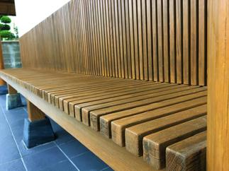 玄関わきのベンチで楽しくおしゃべり♪