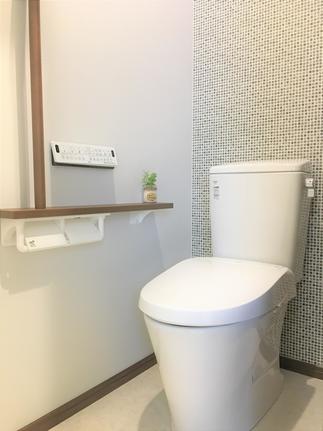 タイル調の壁紙でスタイリッシュな空間に