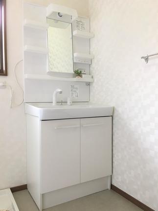 キラメク壁紙と白さが際立つ洗面化粧台