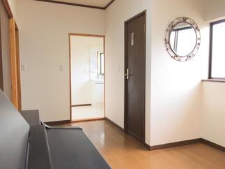 クラシックモダンな鏡がアクセントな2階のホール