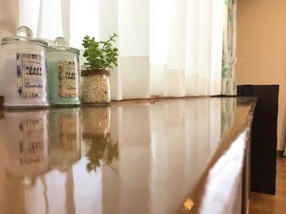 カウンターも艶やかに