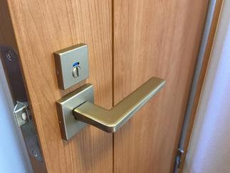 スタイリッシュなスクエアドアハンドル