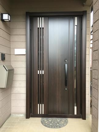 リシェント玄関ドアとスタイリッシュなエクスポスト