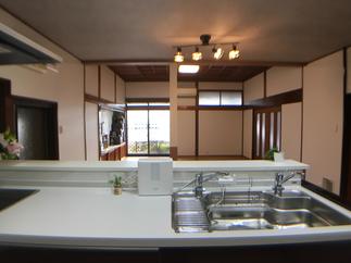 キッチンから臨むリビング