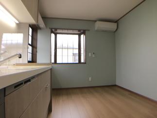 ライトブルーの壁紙が印象的なキッチン