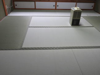 畳の香りに癒されます
