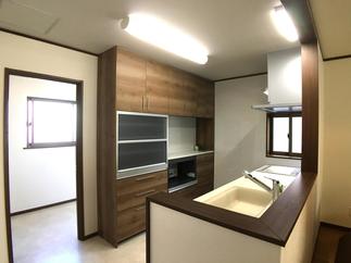 壁一面の収納キャビネットは収納力抜群です。