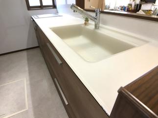 透き通るキッチンカウンター