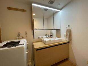 洗練されたインテリアに調和する洗面リフォーム