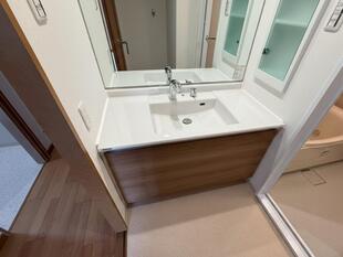 明るさと清潔感が調和する上質な洗面空間