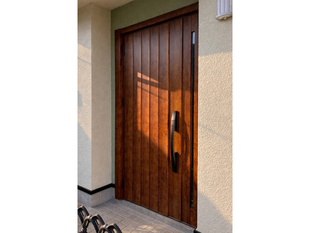 【玄関リフォーム】新しい玄関ドアで明るく華やかな印象に