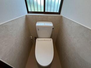 タイル張りのトイレを明るく優しい空間へ