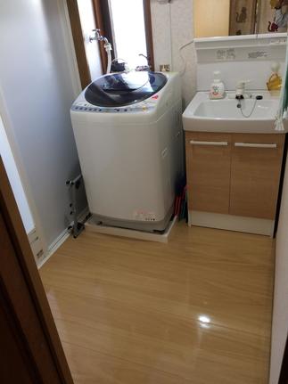 洗面所の床張り替えと洗面台取替