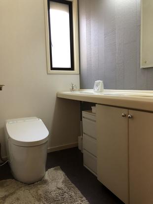 トイレ機能アップ！おしゃれな壁紙でシックな空間に