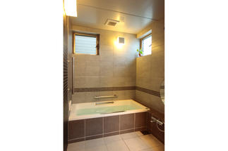 タイルで高級感にあふれる浴室に