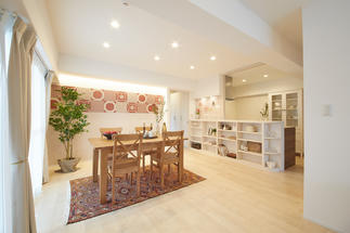 間仕切りをとり、質感の異なる白の組み合わせで温かみをだしたLDK