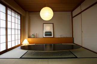 和洋どちらにもなじむ、伝統の江戸からかみに珪藻クロスを組み合わせて